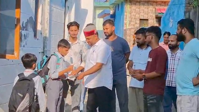 नशा मुक्त नूरपुर, चिट्टा मुक्त नूरपुर अभियान के तहत लोगों पर्चे बांटकर जगारूक करते आइडिया ऑफ भा नशा मुक्त नूरपुर, चिट्टा मुक्त नूरपुर अभियान के तहत लोगों पर्चे बांटकर जगारूक करते आइडिया ऑफ भा