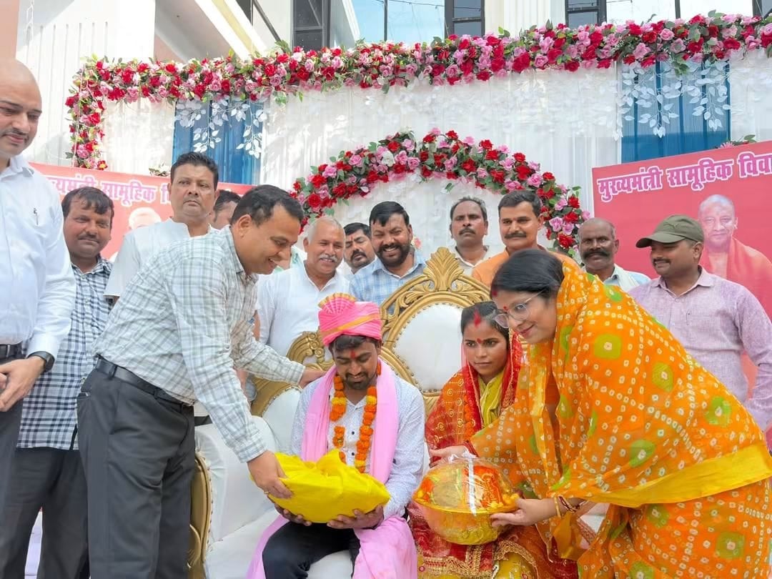 नवजोड़ों को उपहार देते हुए विधायक व डीएम। संवाद नवजोड़ों को उपहार देते हुए विधायक व डीएम। संवाद