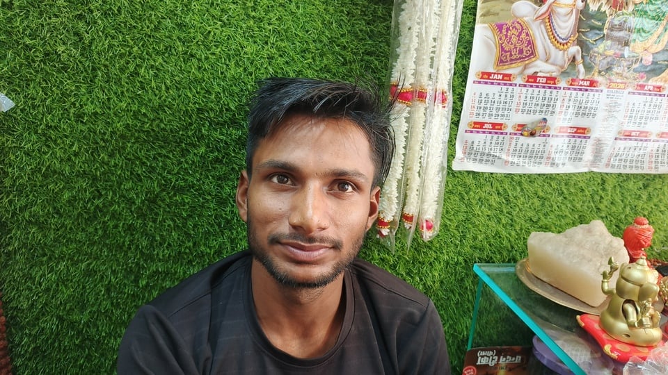 नवरात्र के लिए दुकान में रखा सामान। संवाद नवरात्र के लिए दुकान में रखा सामान। संवाद