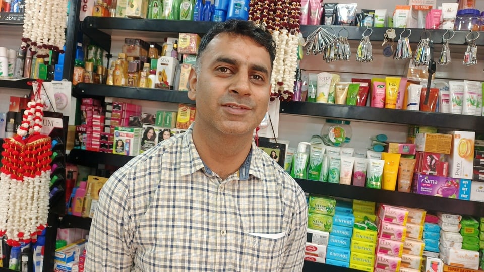नवरात्र के लिए दुकान में रखा सामान। संवाद नवरात्र के लिए दुकान में रखा सामान। संवाद