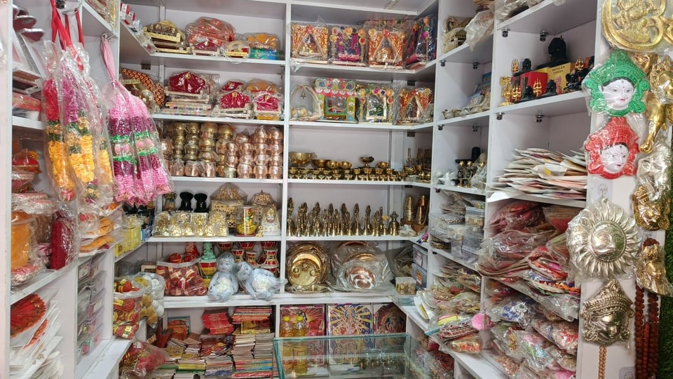 नवरात्र के लिए दुकान में रखा सामान। संवाद नवरात्र के लिए दुकान में रखा सामान। संवाद