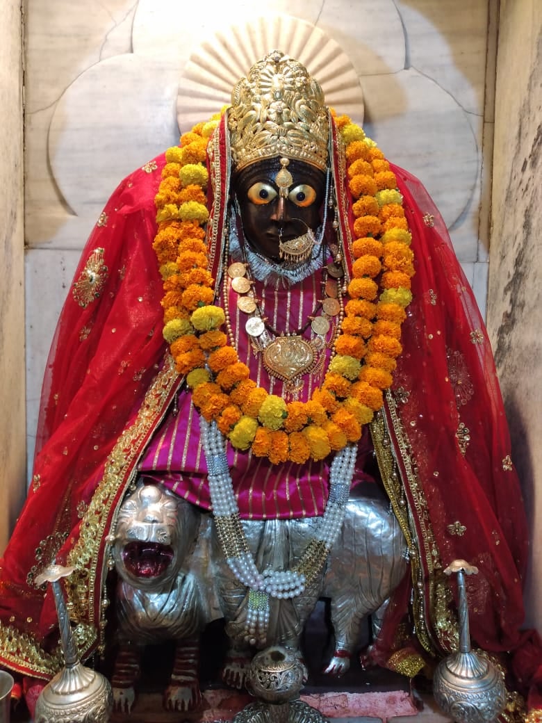 नवरात्र को लेकर सजा करिमुद्दीनपुर स्थित कष्टहरणी भवानी मंदिर। संवाद नवरात्र को लेकर सजा करिमुद्दीनपुर स्थित कष्टहरणी भवानी मंदिर। संवाद