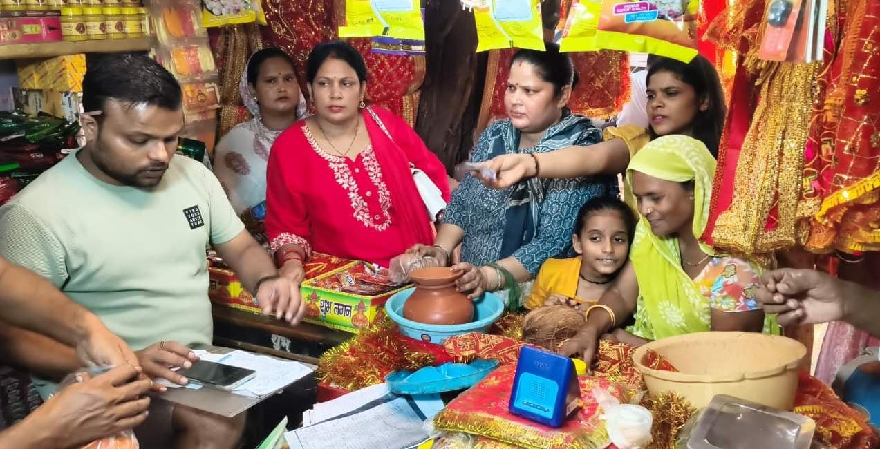 नवरात्र के पूर्व संध्या पीडीडीयू नगर में पूजा सामग्री की खरीदारी करतीं महिलाएं। संवाद