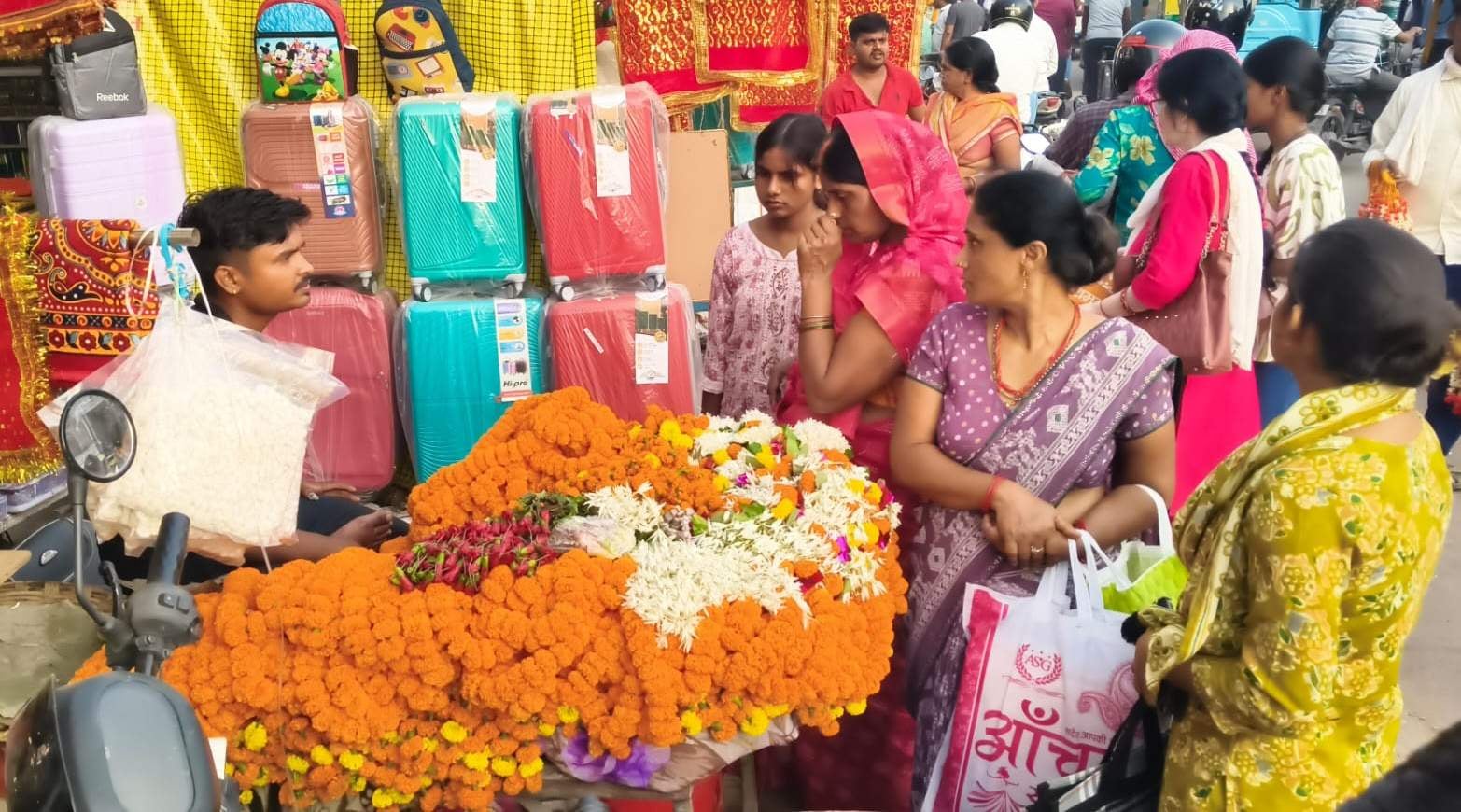 नवरात्र के पूर्व संध्या पीडीडीयू नगर में पूजा सामग्री की खरीदारी करतीं महिलाएं। संवाद
