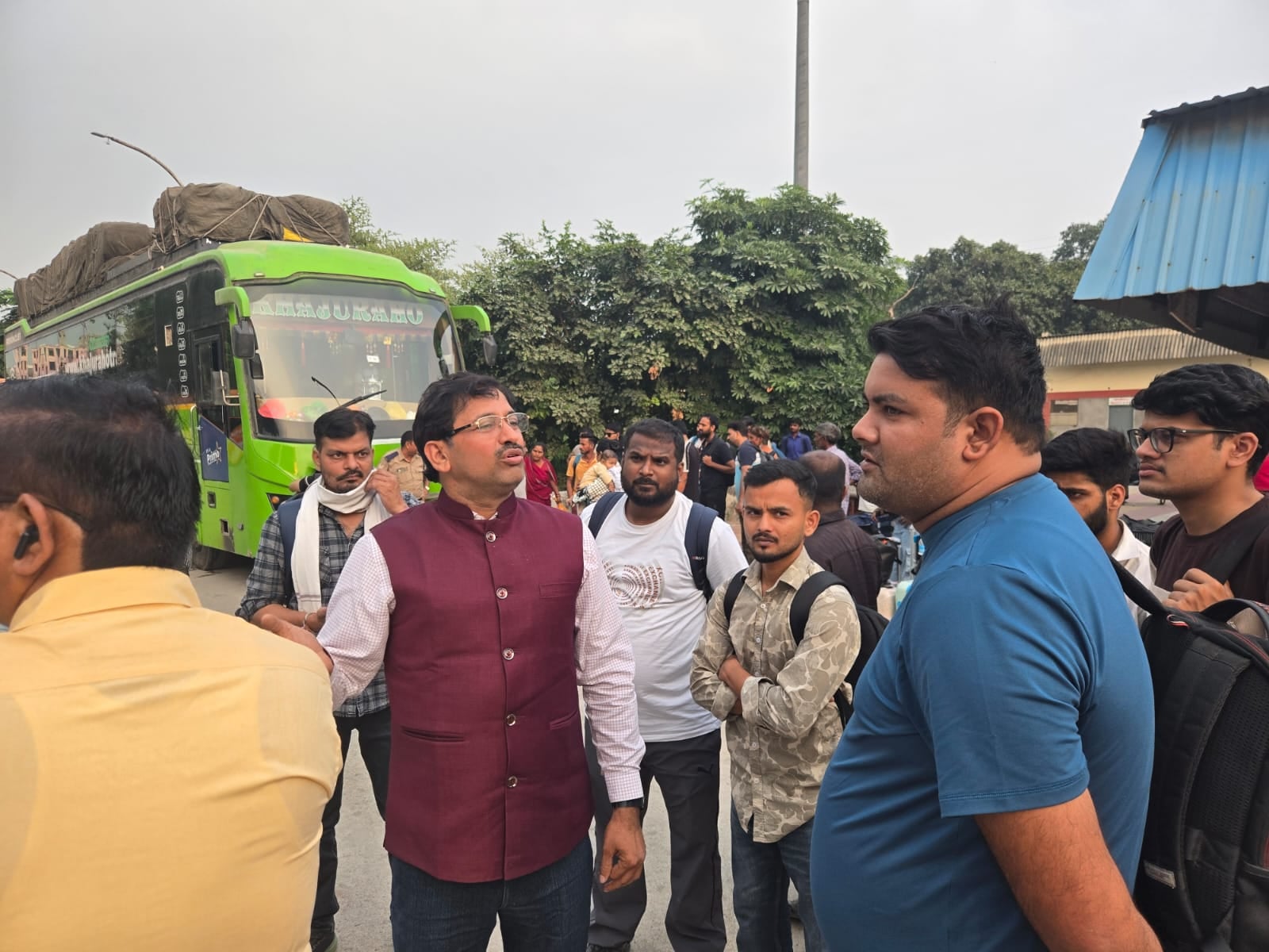 ओवरलोडिंग बसों पर कार्रवाई करते एआरटीओ। ओवरलोडिंग बसों पर कार्रवाई करते एआरटीओ।
