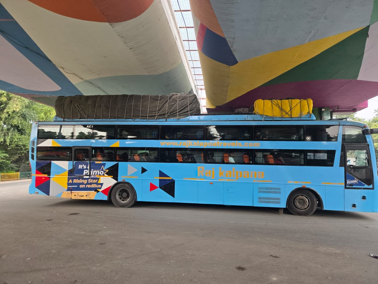 ओवरलोडिंग बसों पर कार्रवाई करते एआरटीओ। ओवरलोडिंग बसों पर कार्रवाई करते एआरटीओ।