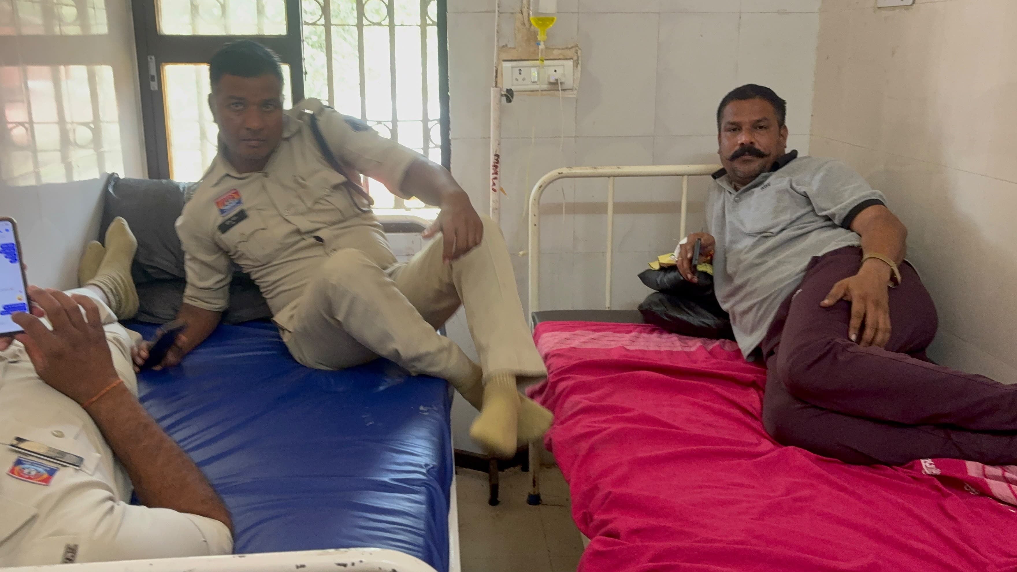 पुलिस अभिरक्षा में अस्पताल में आराम फरमाता मिला दुष्कर्म का आरोपी, पुलिस अभिरक्षा में अस्पताल में आराम फरमाता मिला दुष्कर्म का आरोपी,
