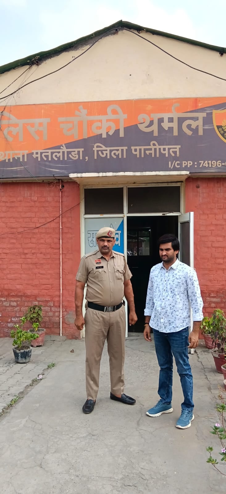 पुलिस हिरासत में डॉ. ओमवीर सिंह और कार्यकर्ता। स्रोत : सोशल मीडिया पुलिस हिरासत में डॉ. ओमवीर सिंह और कार्यकर्ता। स्रोत : सोशल मीडिया