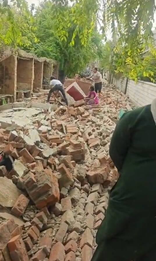 प्लॉट की दीवार गिरने से घायल लोग व क्षतिग्रस्त वाहन। प्लॉट की दीवार गिरने से घायल लोग व क्षतिग्रस्त वाहन।