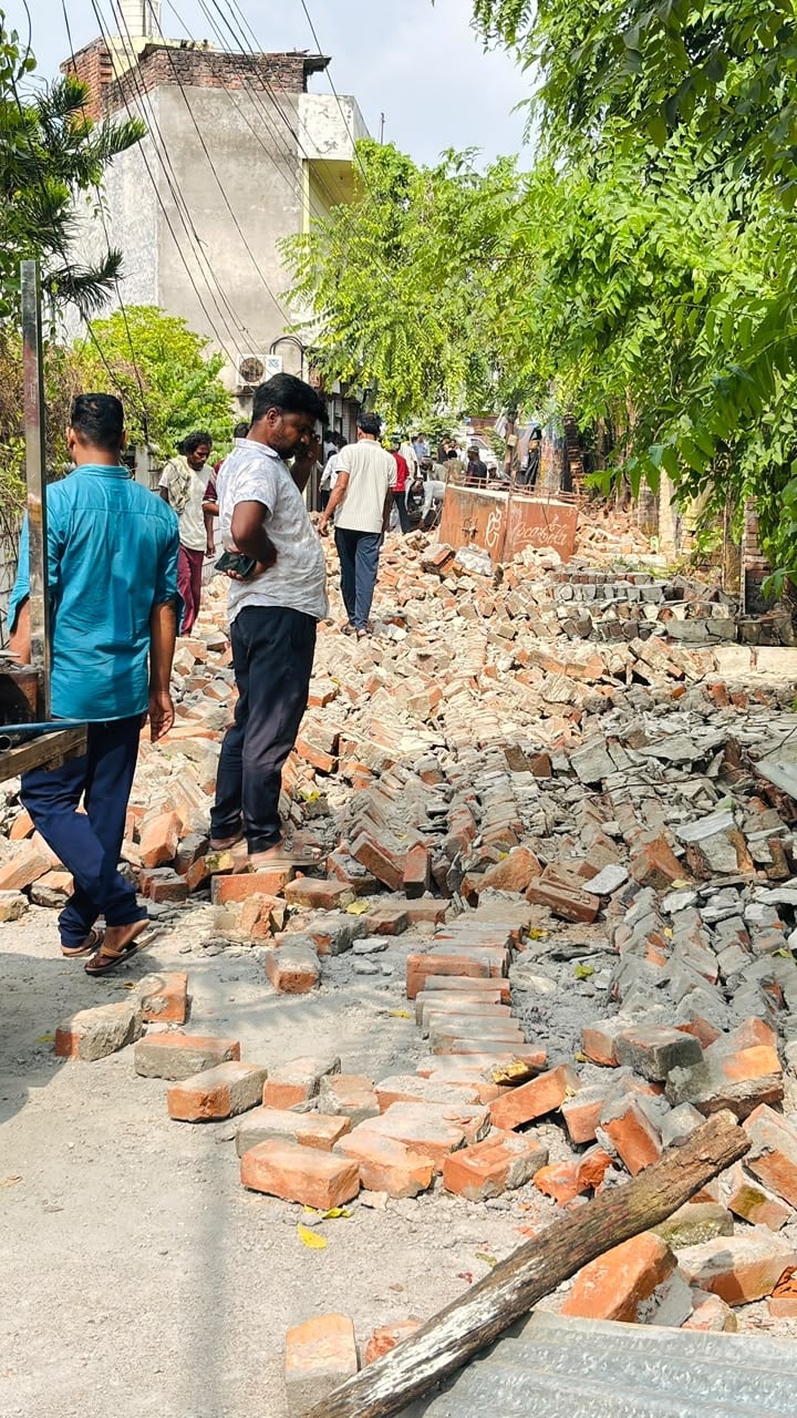 प्लॉट की दीवार गिरने से घायल लोग व क्षतिग्रस्त वाहन। प्लॉट की दीवार गिरने से घायल लोग व क्षतिग्रस्त वाहन।