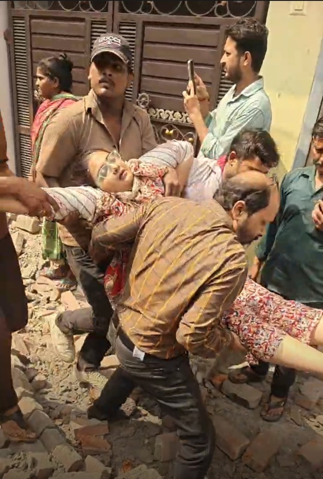 प्लॉट की दीवार गिरने से घायल लोग व क्षतिग्रस्त वाहन। प्लॉट की दीवार गिरने से घायल लोग व क्षतिग्रस्त वाहन।