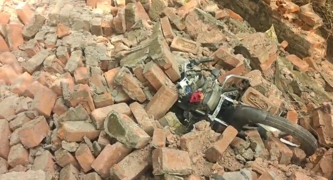 प्लॉट की दीवार गिरने से घायल लोग व क्षतिग्रस्त वाहन। प्लॉट की दीवार गिरने से घायल लोग व क्षतिग्रस्त वाहन।