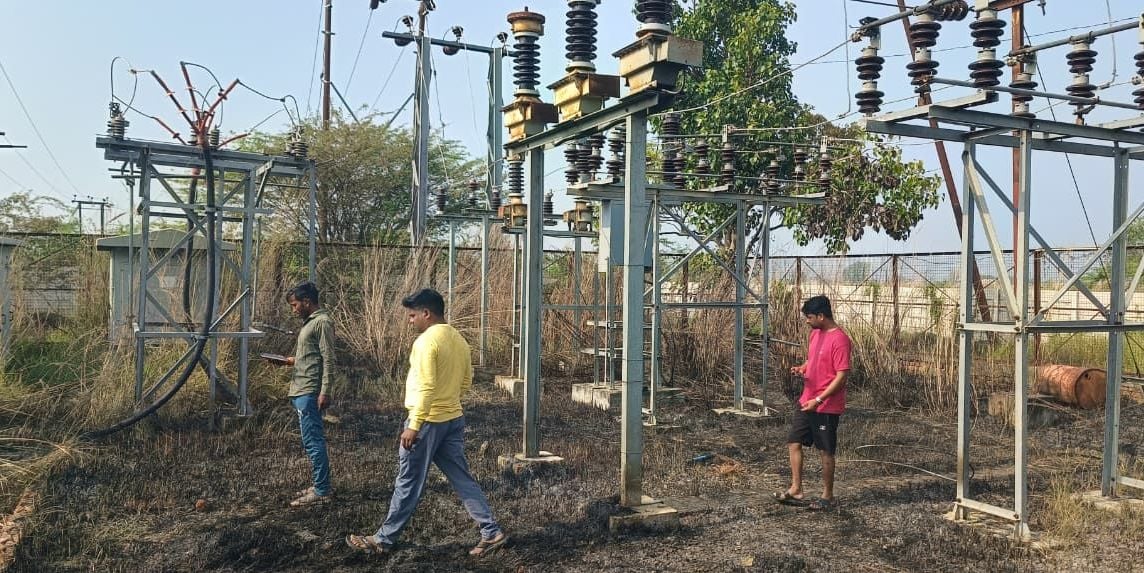 परिजनों से बात करतीं एसडीएम हसनगंज व अन्य अधिकारी। संवाद