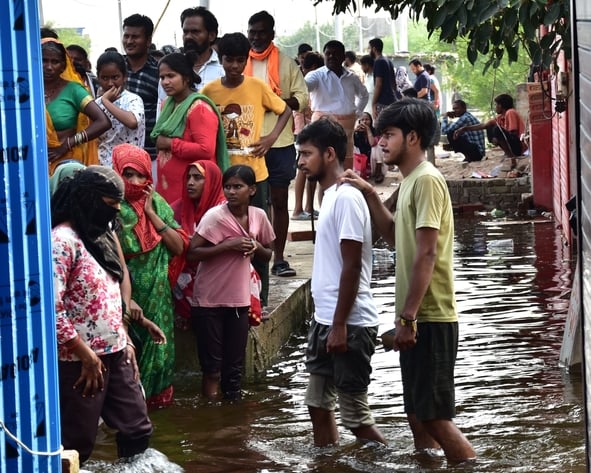 प्रशासन बाढ़ पीड़ितों को देगा मेडिकल किट।