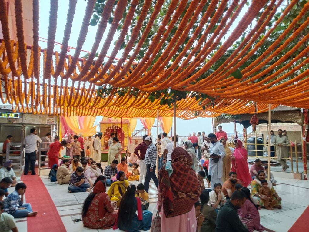 रंग बिरंगे फूलों से सजाया गया मां चिंतपूर्णी मंदिर का द्वार। संवाद