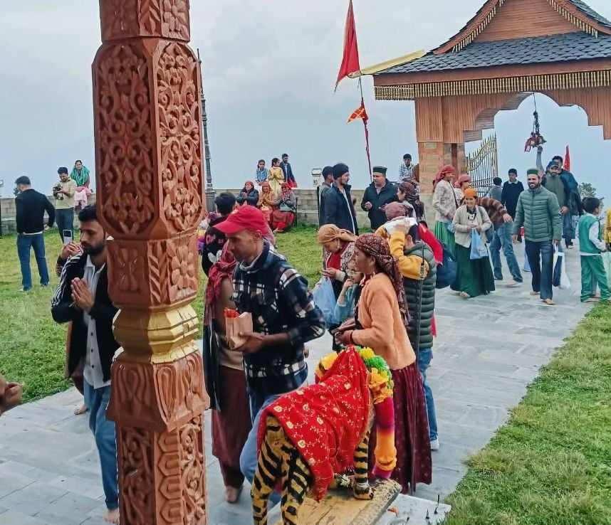 रामपुर के श्राईकोटी माता मंदिर में नवरात्र के पहले दिन माता के दर्शन को पहुंचे श्रद्धालु। संवाद