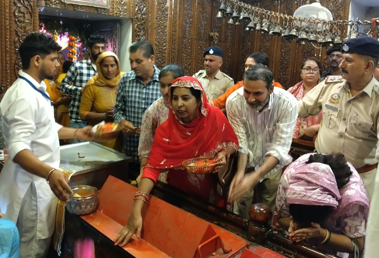 रेणुका जी तीर्थ के निर्वाण आश्रम में सप्त चंडी पाठ करते ब्राह्मण। संवाद रेणुका जी तीर्थ के निर्वाण आश्रम में सप्त चंडी पाठ करते ब्राह्मण। संवाद