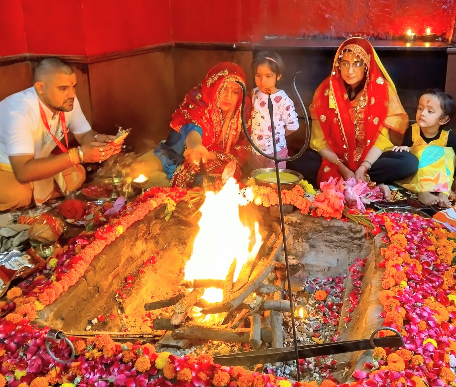 रेणुका जी तीर्थ के निर्वाण आश्रम में सप्त चंडी पाठ करते ब्राह्मण। संवाद रेणुका जी तीर्थ के निर्वाण आश्रम में सप्त चंडी पाठ करते ब्राह्मण। संवाद