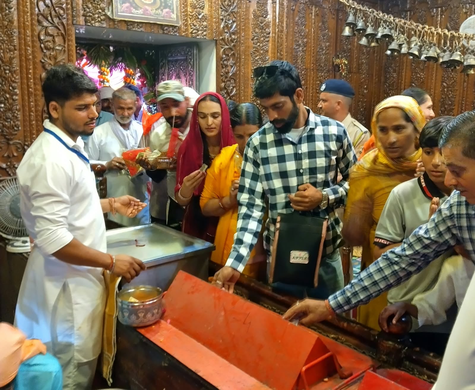 रेणुका जी तीर्थ के निर्वाण आश्रम में सप्त चंडी पाठ करते ब्राह्मण। संवाद रेणुका जी तीर्थ के निर्वाण आश्रम में सप्त चंडी पाठ करते ब्राह्मण। संवाद