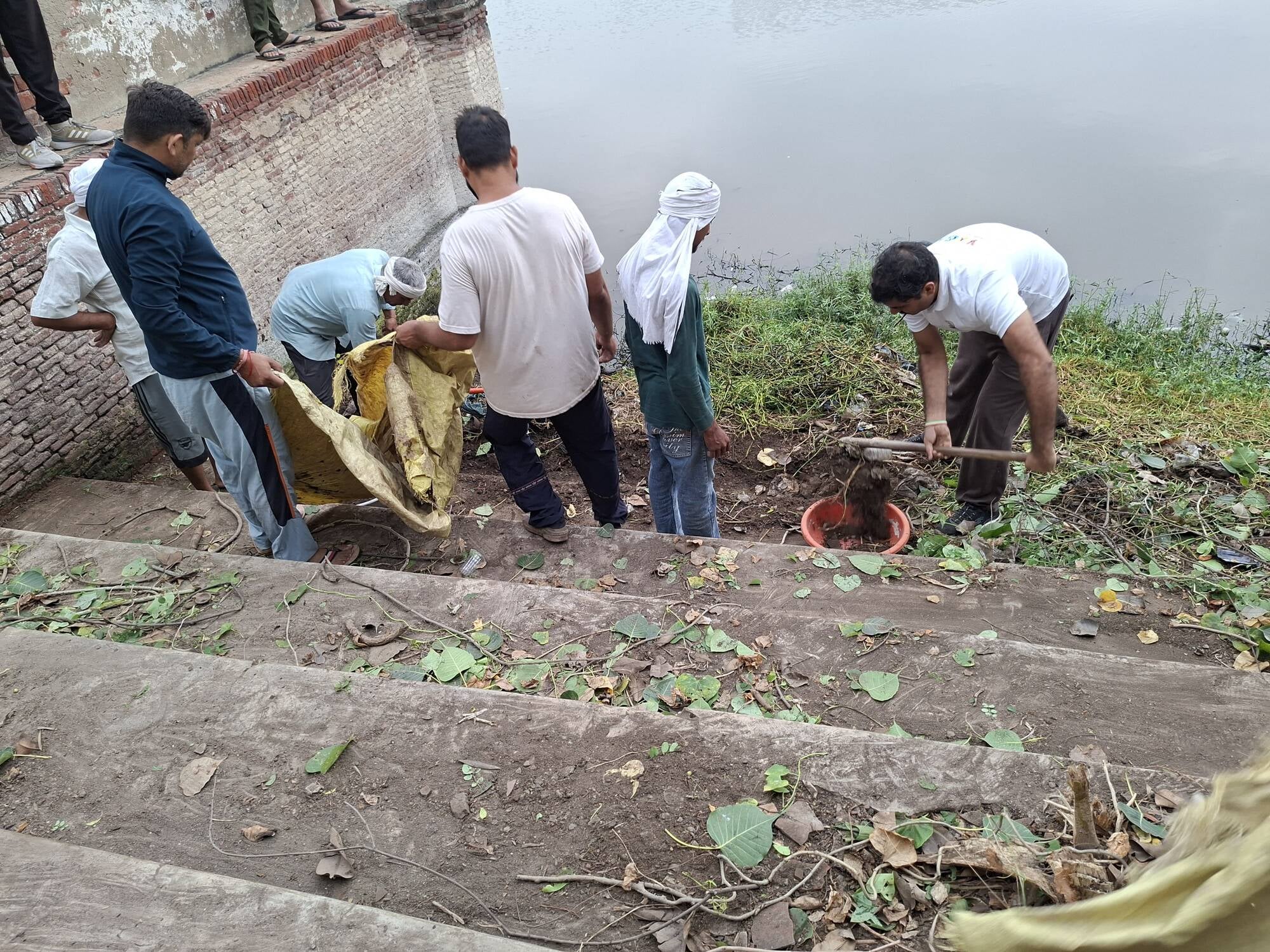 सफाई करते हुए विधायक सतपाल जांबा। प्रवक्ता सफाई करते हुए विधायक सतपाल जांबा। प्रवक्ता