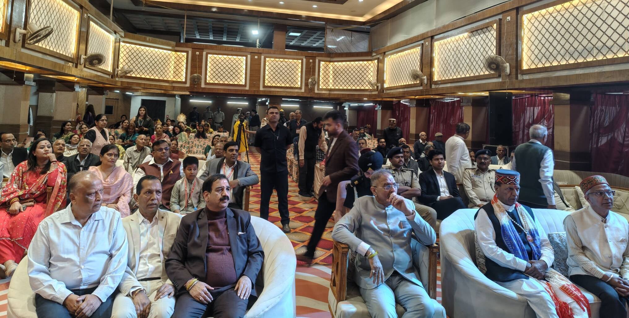 सोलन शहर में अग्रवाल सभा की ओर से आयोजित आयोजित महाराजा अग्रसेन जयंती समारोह के दौरान महाराजा अ सोलन शहर में अग्रवाल सभा की ओर से आयोजित आयोजित महाराजा अग्रसेन जयंती समारोह के दौरान महाराजा अ