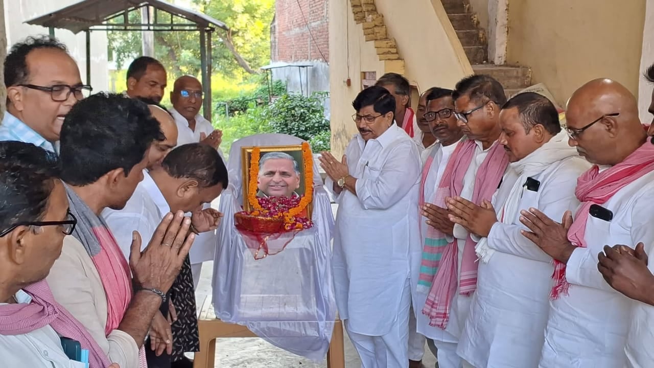 सपा कार्यालय परिसर में पूर्व मुख्यमंत्री मुलायम सिंह यादव एवं पूर्व मंत्री रामगोविंद चौधरी के च सपा कार्यालय परिसर में पूर्व मुख्यमंत्री मुलायम सिंह यादव एवं पूर्व मंत्री रामगोविंद चौधरी के च