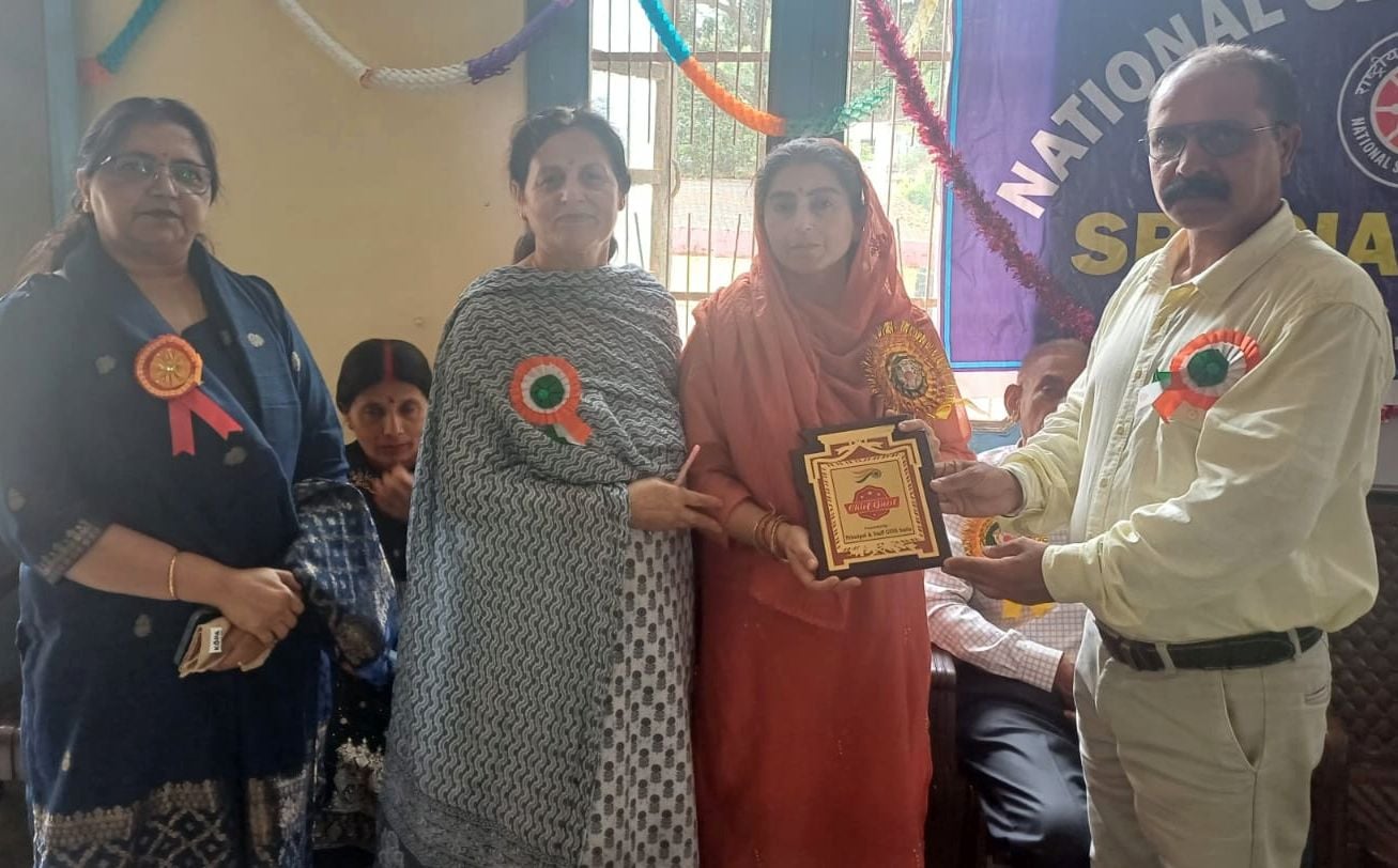 सुरला स्कूल में एनएसएस शिविर के समापन मौके पर छात्रों को संबोधित करते प्रधानाचार्य। संवाद