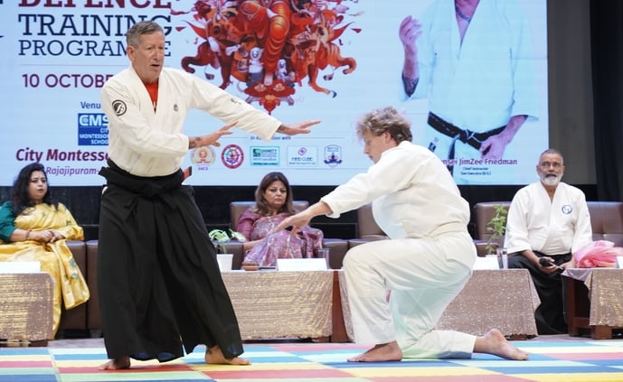 सिटी मांटेसरी स्कूल राजाजीपुरम प्रथम कैंपस में छात्राओं के लिए आत्मरक्षा प्रशिक्षण कार्यक्रम शन