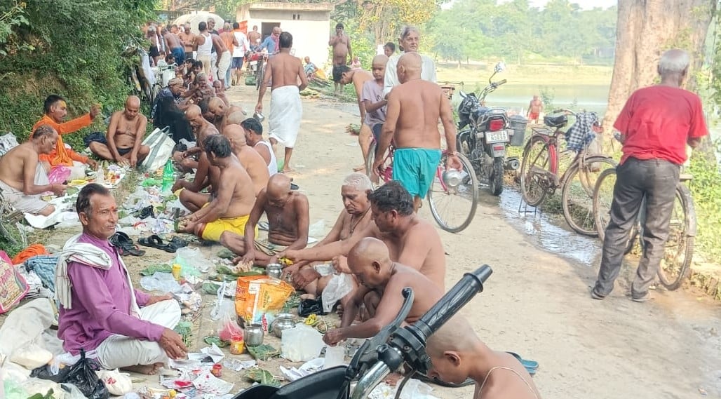 सीतामढ़ी गंगा घाट पर श्राद्ध, तर्पण करते लोग। संवाद सीतामढ़ी गंगा घाट पर श्राद्ध, तर्पण करते लोग। संवाद