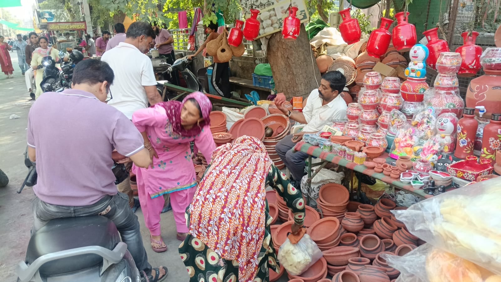 शहर की चार मरला कॉलोनी में नवरात्र को लेकर सजी दुकाने। संवाद शहर की चार मरला कॉलोनी में नवरात्र को लेकर सजी दुकाने। संवाद