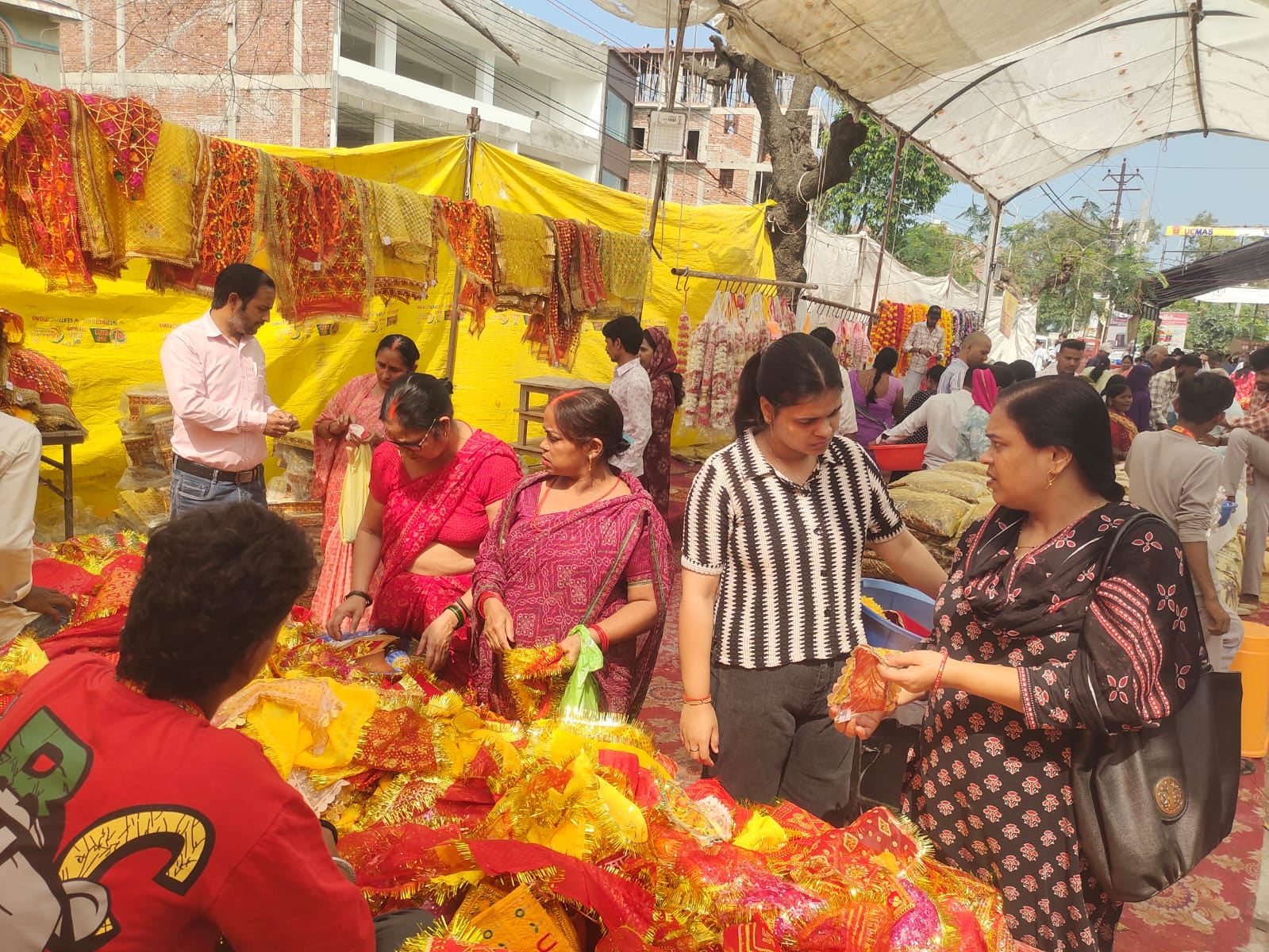 शहर में पूजन सामग्री की खरीदारी करते श्रद्धालु। संवाद