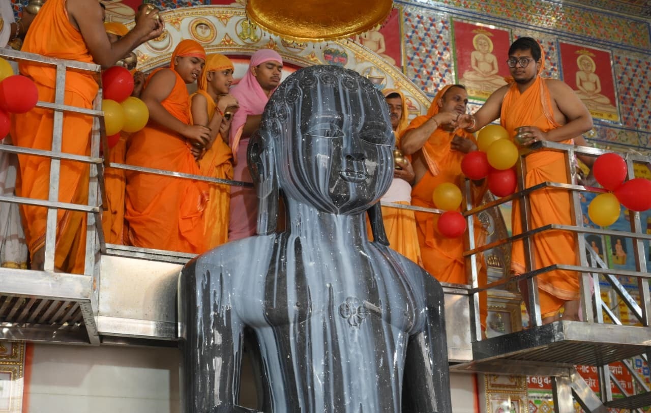 श्री चन्द्रप्रभु दिगंबर जैन मंदिर में शनि अमावस्या पर श्री मुनिसुव्रत नाथ भगवान का भव्य पंचामृत