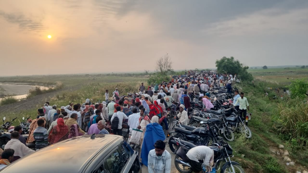 श्रद्धा और संचयन... गंगा बैराज पर पितरों के तर्पण के बाद स्नान करते श्रद्धालुओं और उनके द्वारा 