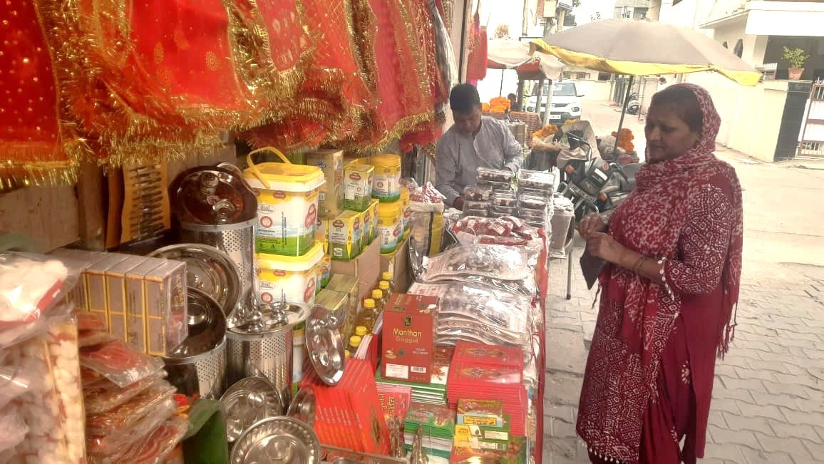 दुकान पर देवी मां के लिए वस्त्र पसंद करती महिला। संवाद