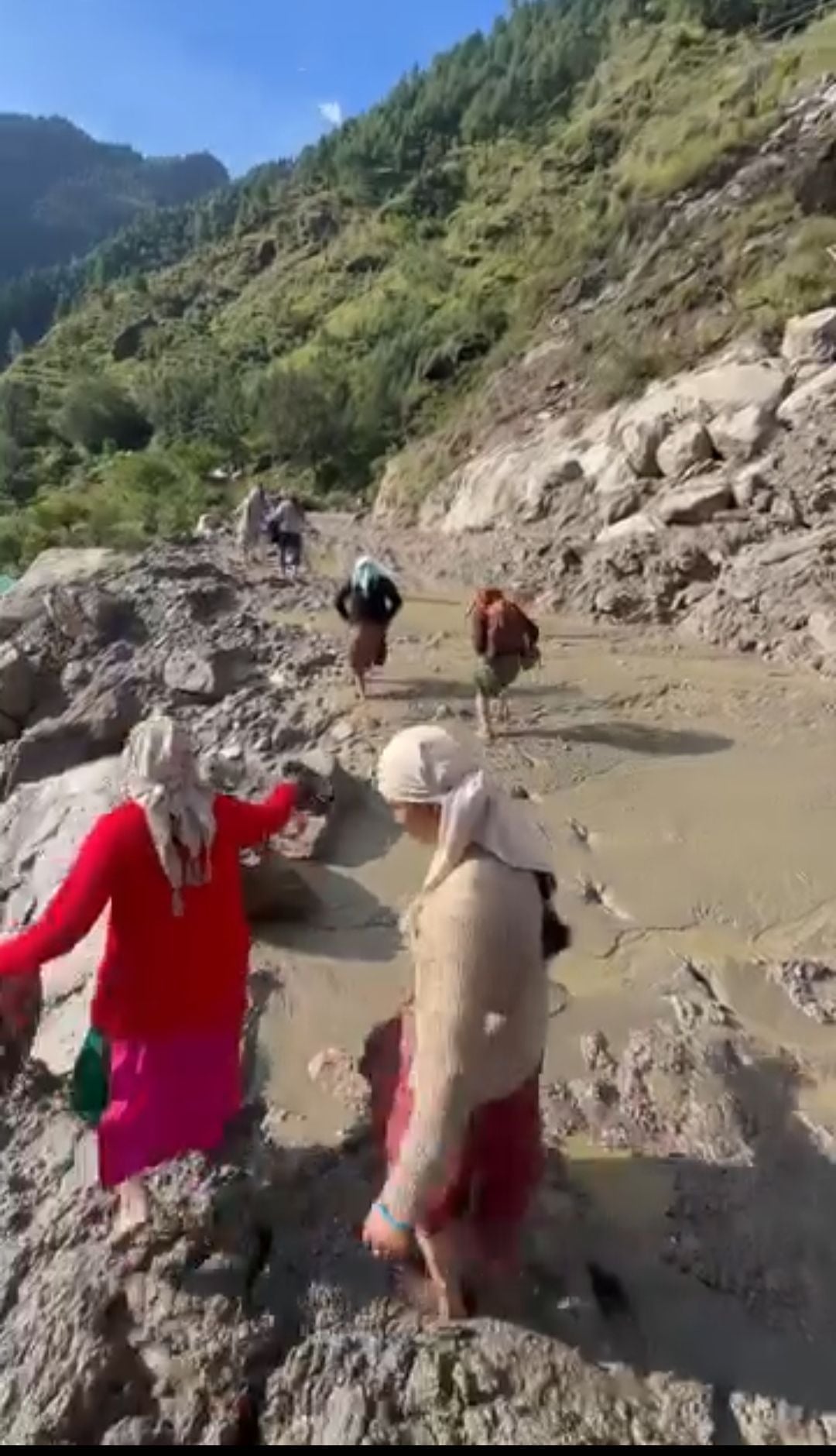 दलदल में तबदील हुई फांचा जघोरी सड़क। संवाद