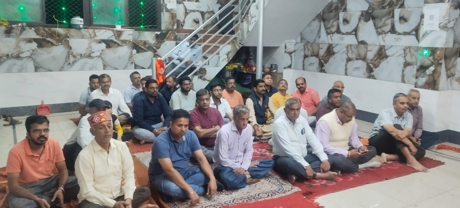 ददाहू में अग्रसेन जयंती पर हलवे का प्रसाद बांटते वैश्य समाज के लोग। संवाद ददाहू में अग्रसेन जयंती पर हलवे का प्रसाद बांटते वैश्य समाज के लोग। संवाद