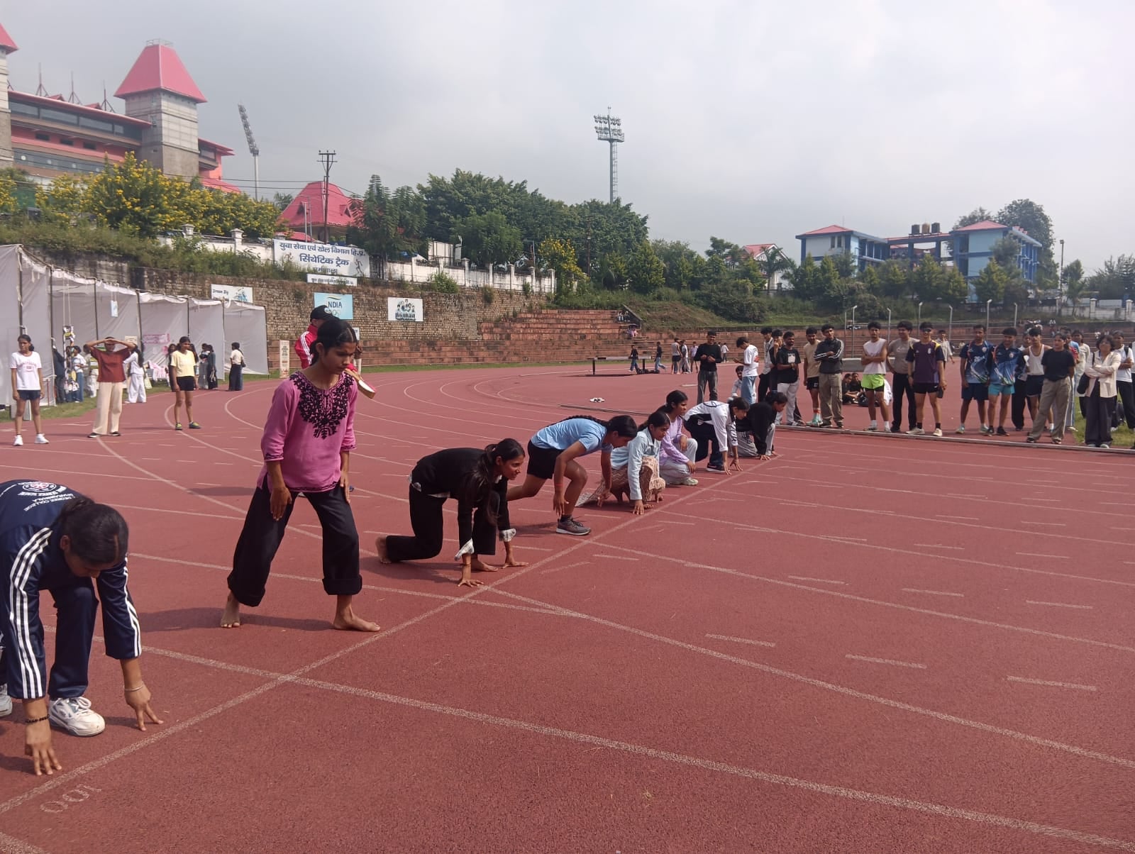 धर्मशाला कॉलेज में एथलेटिक मीट के दौरान दौड़ प्रतियोगिता में भाग लेते प्रतिभागी। -कॉलेज