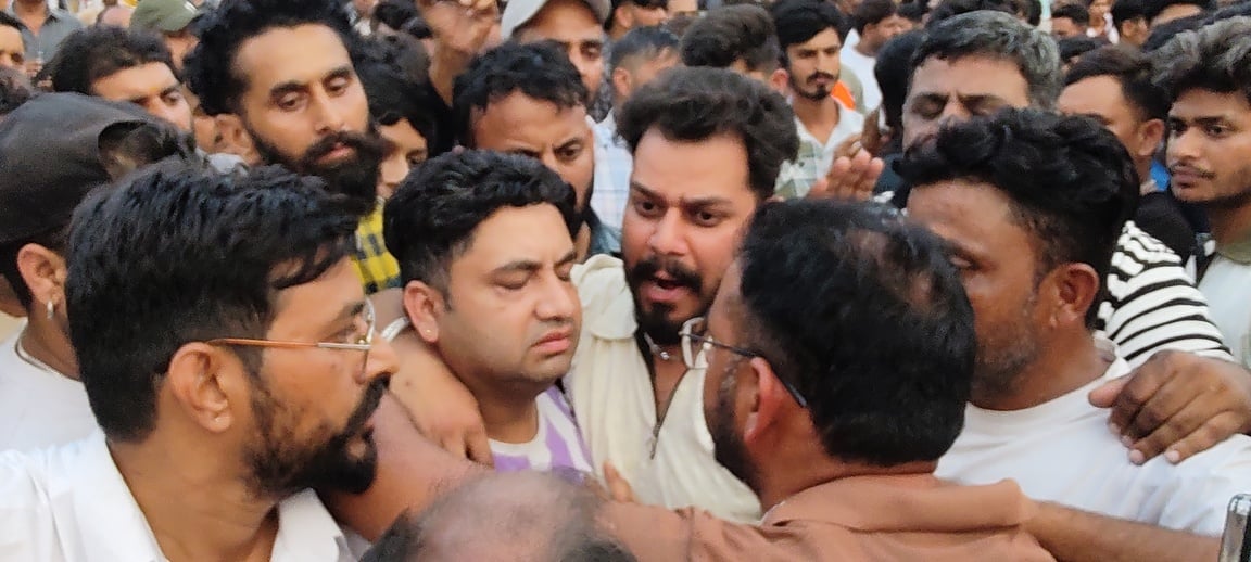 ऊना के लालबत्ती चौक पर मृतिका की गाड़ी रोक परिजनो व ग्रामीणो ने किया चक्का जाम ।संवाद सोहन चौधर