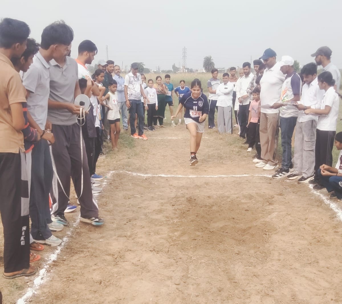 विजेताओं को सम्मानित करते अतिथि व अन्य। आयोजक विजेताओं को सम्मानित करते अतिथि व अन्य। आयोजक