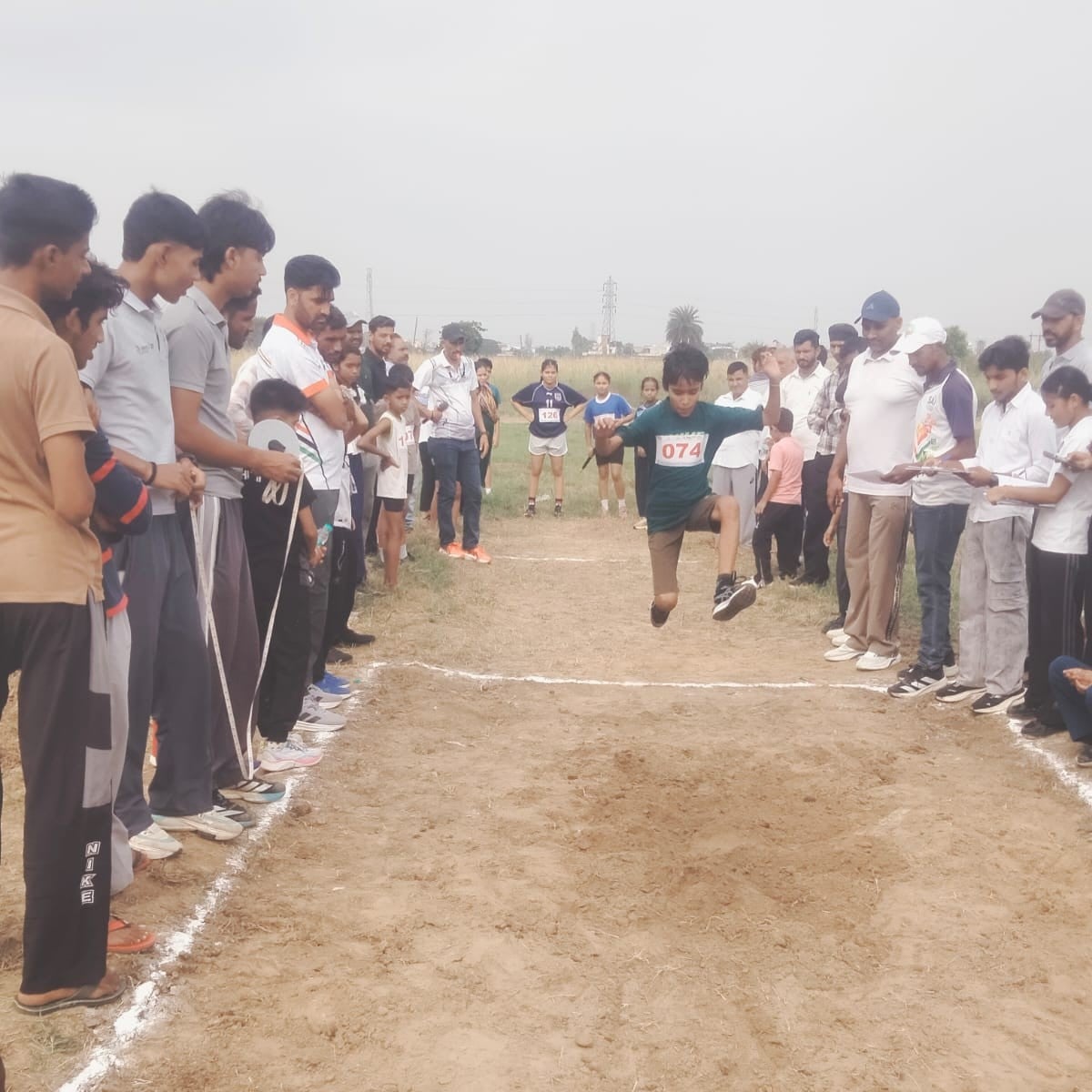 विजेताओं को सम्मानित करते अतिथि व अन्य। आयोजक विजेताओं को सम्मानित करते अतिथि व अन्य। आयोजक