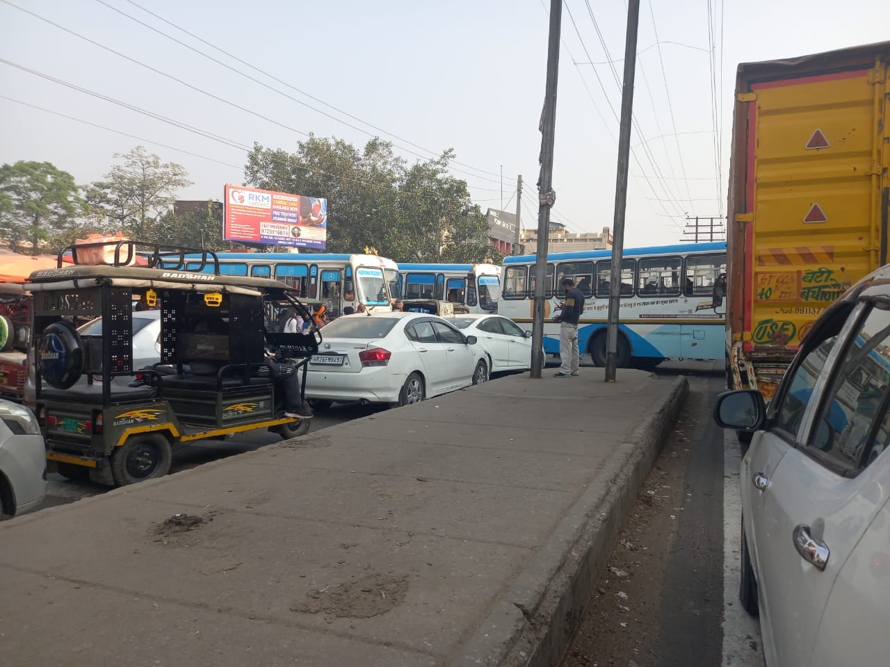 अंबाला छावनी के एसडीएम कार्यालय के नजदीक लगी ट्रेफिक लाइटों से हाइवे पर लगा जाम। सवाद अंबाला छावनी के एसडीएम कार्यालय के नजदीक लगी ट्रेफिक लाइटों से हाइवे पर लगा जाम। सवाद