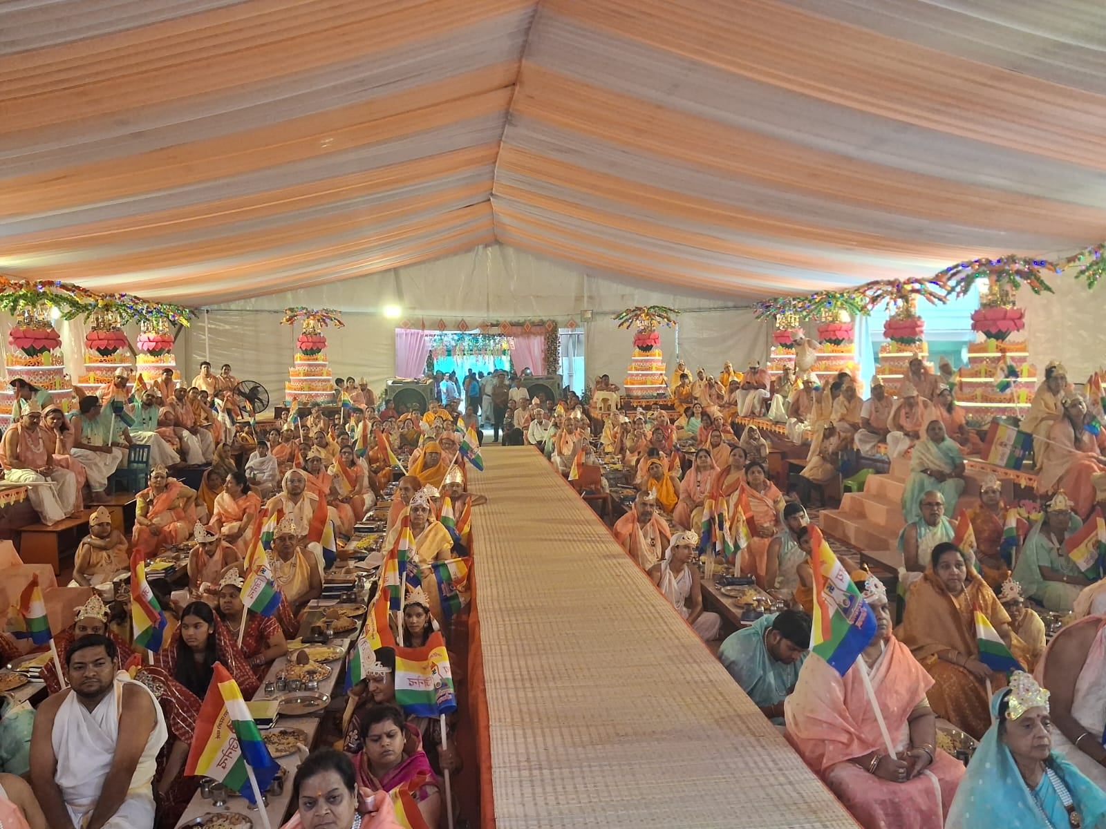 अंबाला छावनी के जैन गर्ल्स स्कूल में मुनी श्री का आशीर्वाद प्राप्त करते कैबिनेट मंत्री अनिल विज