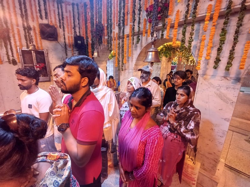 अंबाला कैंट के गोबिंद नगर स्थित श्री बांके बिहारी मंदिर में भजनों पर झूमते श्रद्धालु। प्रवक्ता अंबाला कैंट के गोबिंद नगर स्थित श्री बांके बिहारी मंदिर में भजनों पर झूमते श्रद्धालु। प्रवक्ता