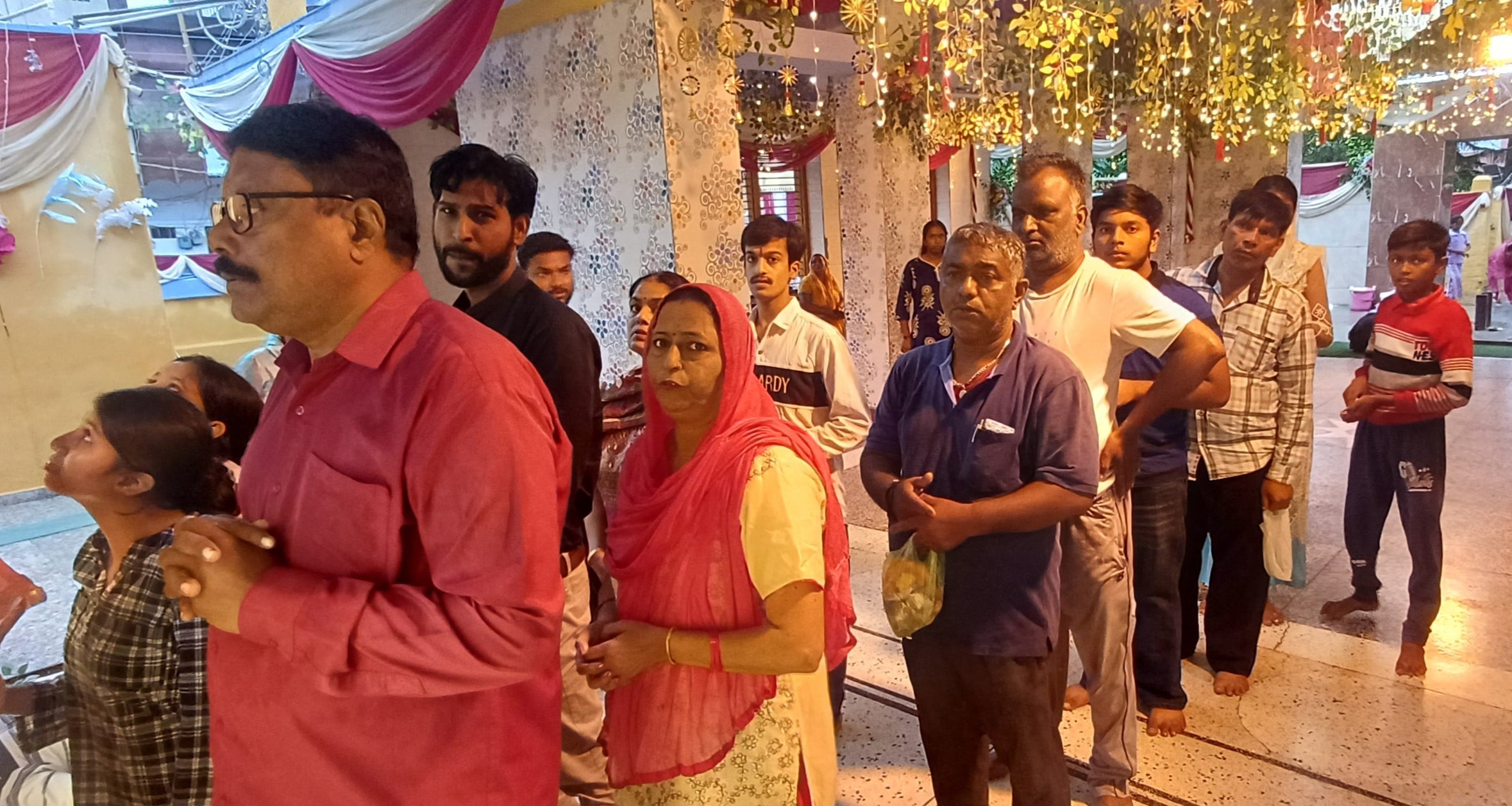 अंबाला कैंट के गोबिंद नगर स्थित श्री बांके बिहारी मंदिर में भजनों पर झूमते श्रद्धालु। प्रवक्ता अंबाला कैंट के गोबिंद नगर स्थित श्री बांके बिहारी मंदिर में भजनों पर झूमते श्रद्धालु। प्रवक्ता