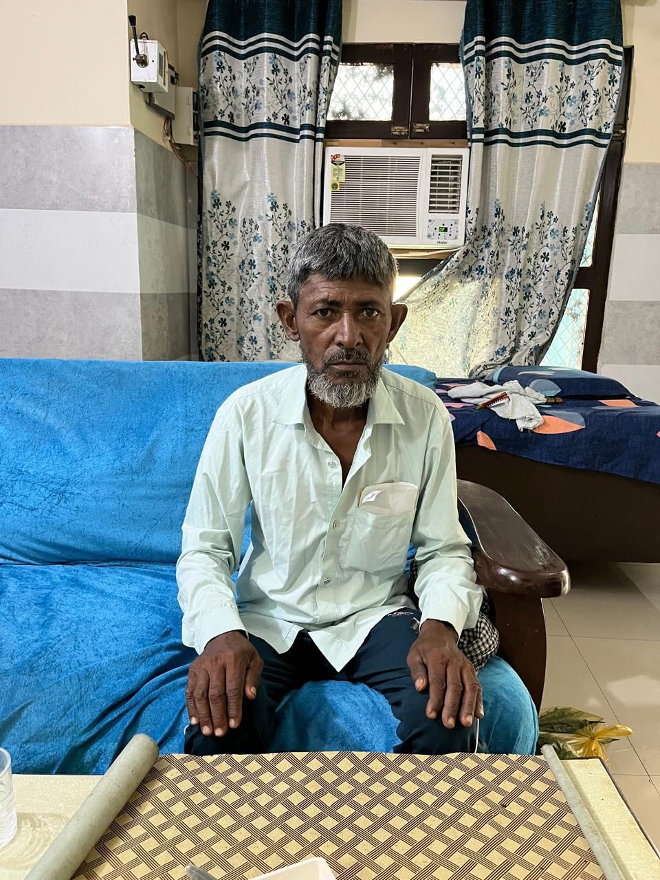 अगौता क्षेत्र में हत्या के बाद पोस्टमार्टम हाउस पर खड़े परिजन और ग्रामीण अगौता क्षेत्र में हत्या के बाद पोस्टमार्टम हाउस पर खड़े परिजन और ग्रामीण
