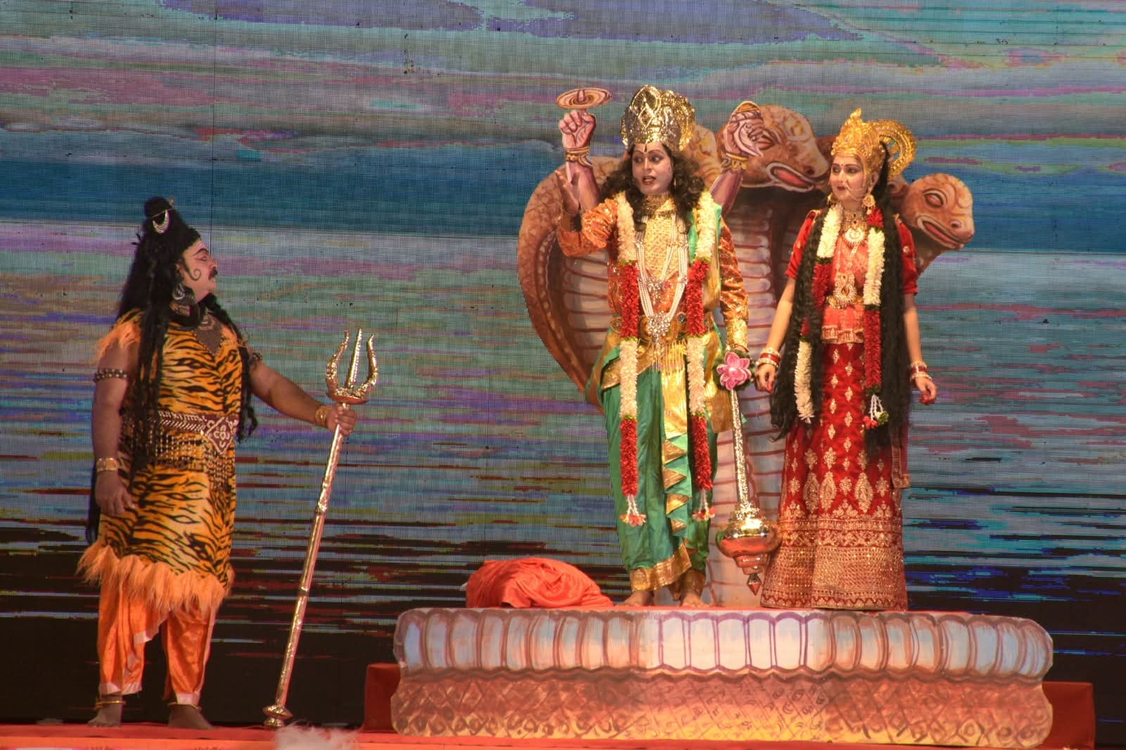 ऐशबाग स्थित रामलीला मैदान में रामलीला का मंचन करते कलाकार व दीप प्रज्ज्वलित कर सांस्कृति कार्य ऐशबाग स्थित रामलीला मैदान में रामलीला का मंचन करते कलाकार व दीप प्रज्ज्वलित कर सांस्कृति कार्य