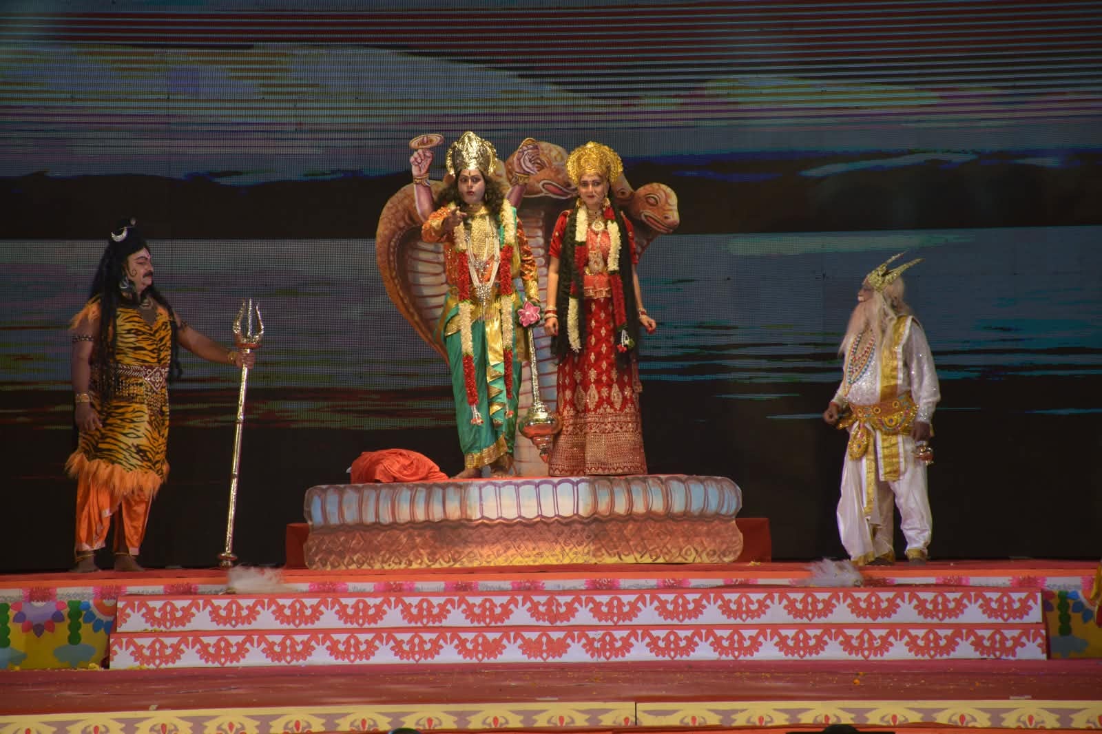 ऐशबाग स्थित रामलीला मैदान में रामलीला का मंचन करते कलाकार व दीप प्रज्ज्वलित कर सांस्कृति कार्य ऐशबाग स्थित रामलीला मैदान में रामलीला का मंचन करते कलाकार व दीप प्रज्ज्वलित कर सांस्कृति कार्य