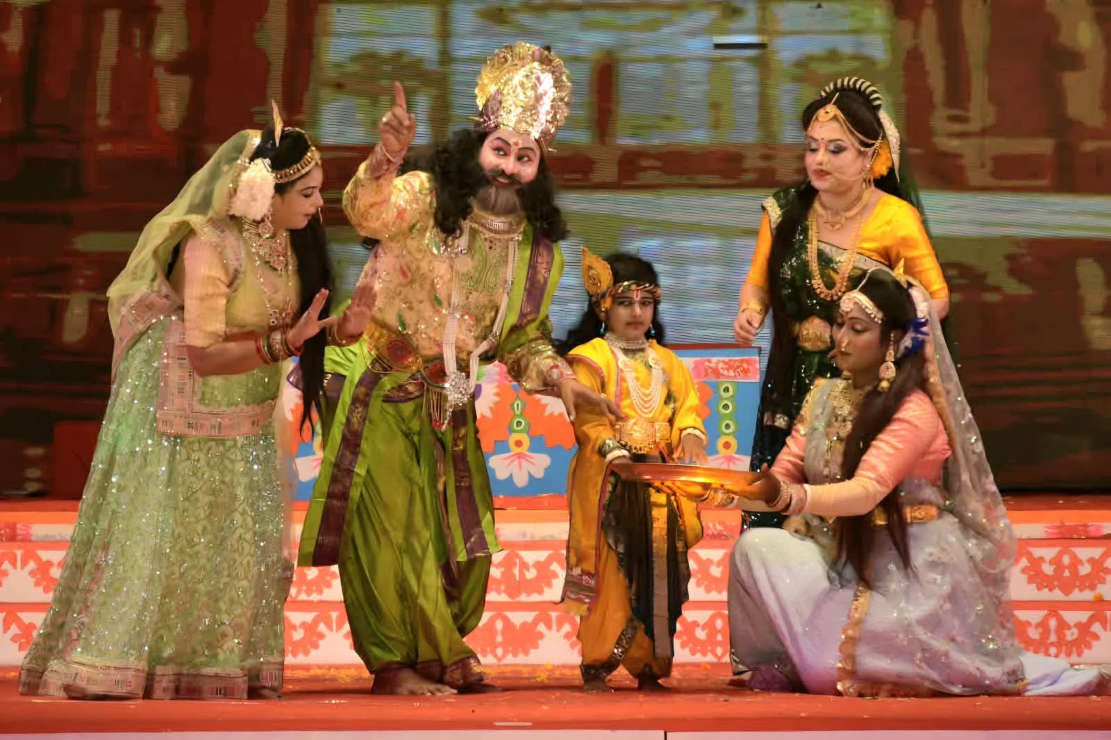 ऐशबाग स्थित रामलीला मैदान में रामलीला का मंचन करते कलाकार व दीप प्रज्ज्वलित कर सांस्कृति कार्य ऐशबाग स्थित रामलीला मैदान में रामलीला का मंचन करते कलाकार व दीप प्रज्ज्वलित कर सांस्कृति कार्य