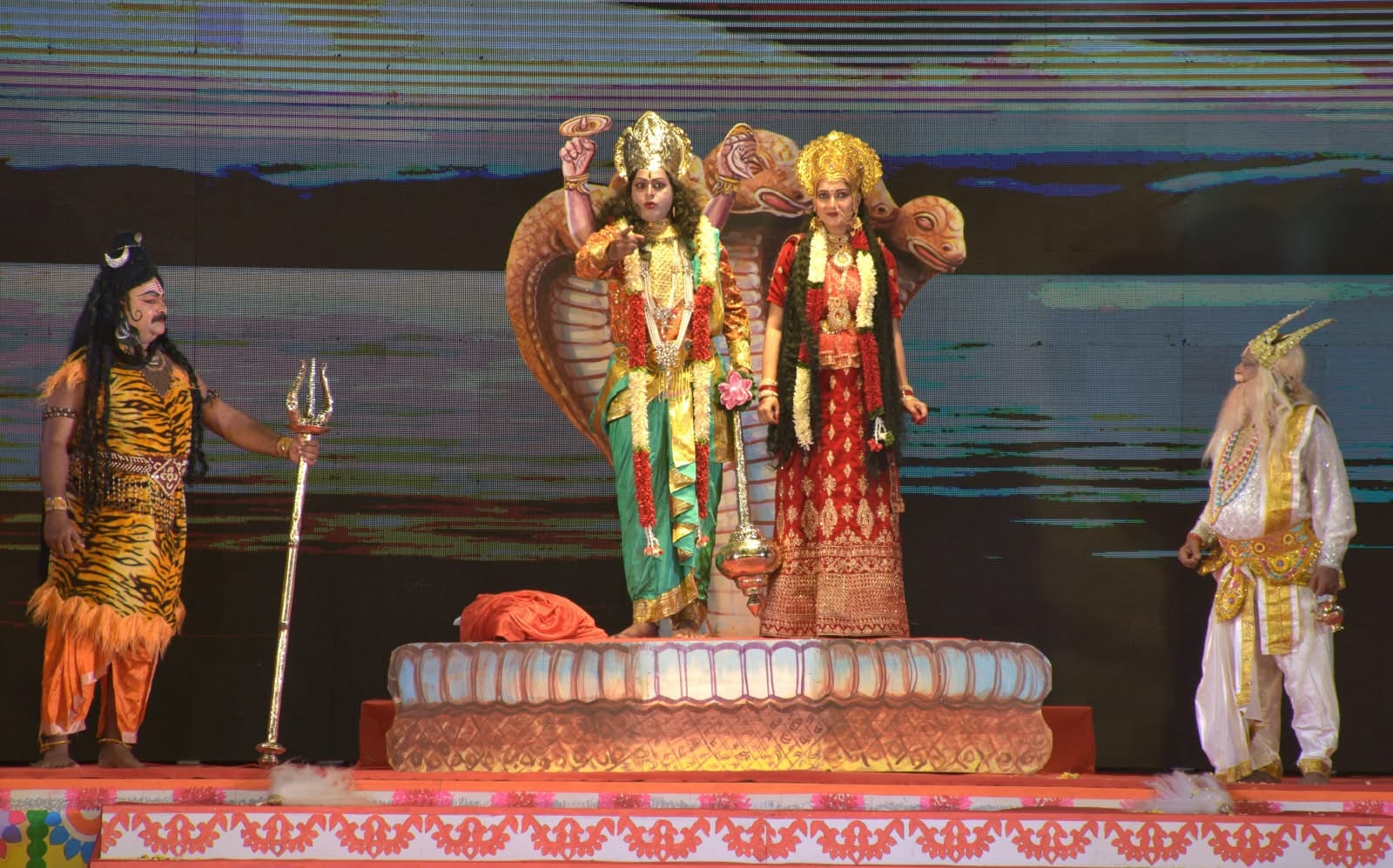 ऐशबाग स्थित रामलीला मैदान में रामलीला का मंचन करते कलाकार व दीप प्रज्ज्वलित कर सांस्कृति कार्य ऐशबाग स्थित रामलीला मैदान में रामलीला का मंचन करते कलाकार व दीप प्रज्ज्वलित कर सांस्कृति कार्य