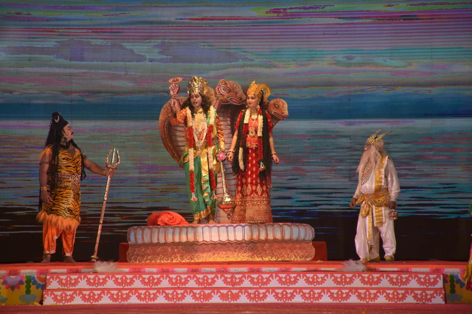 ऐशबाग स्थित रामलीला मैदान में रामलीला का मंचन करते कलाकार व दीप प्रज्ज्वलित कर सांस्कृति कार्य ऐशबाग स्थित रामलीला मैदान में रामलीला का मंचन करते कलाकार व दीप प्रज्ज्वलित कर सांस्कृति कार्य
